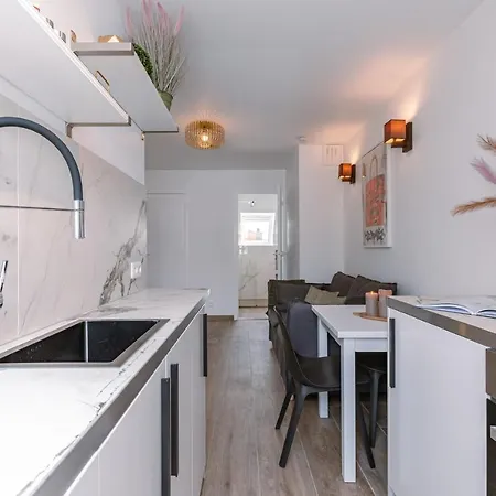 Brand New Holiday Flat In A Location, Just Around The Corner From The Sea And The Beach 公寓 *